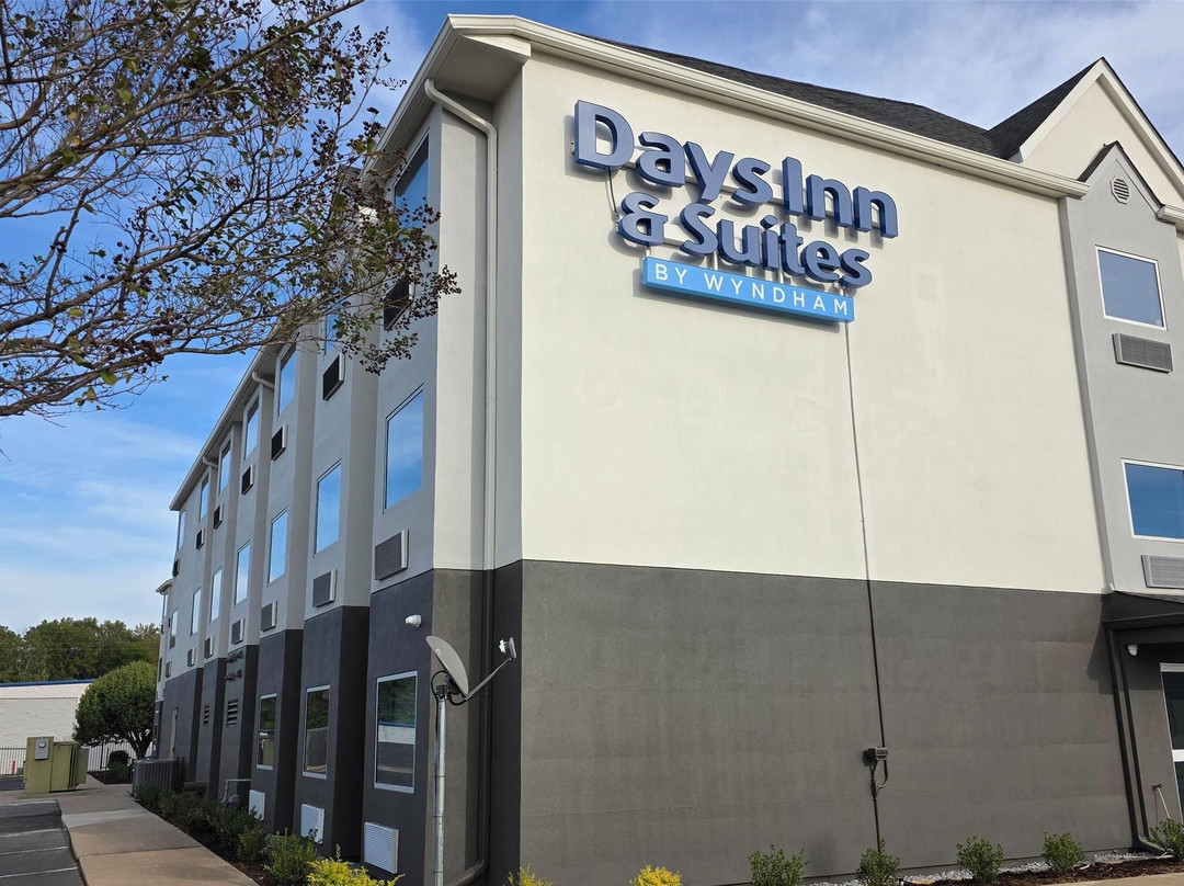 Days Inn & Suites by Wyndham Brandon Amphitheater