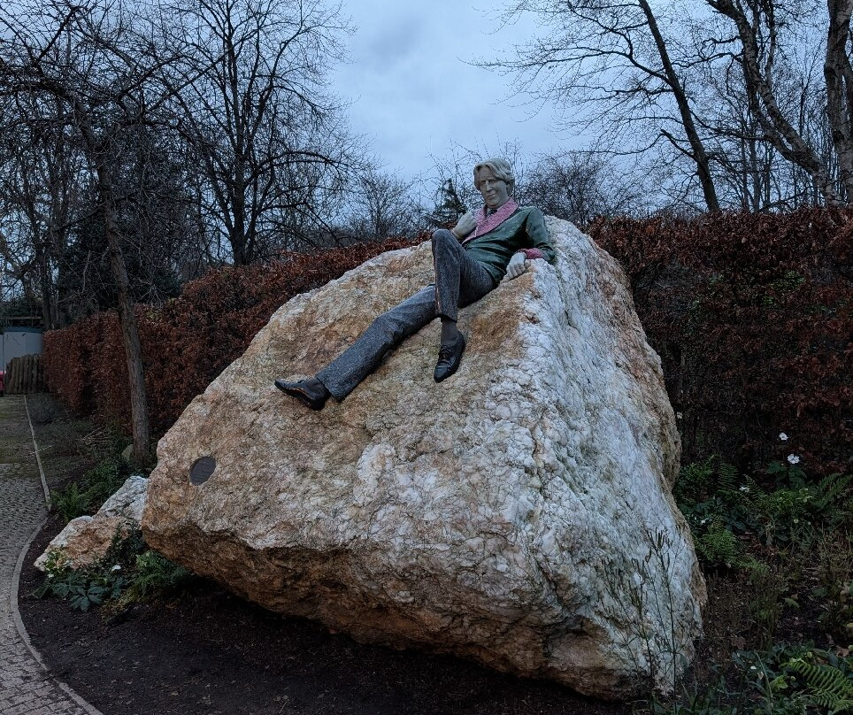 Monument to Oscar Wilde-都柏林必去景点