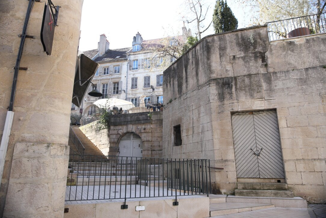 La Fontaine rue des Vieilles Boucheries-多勒必去景点