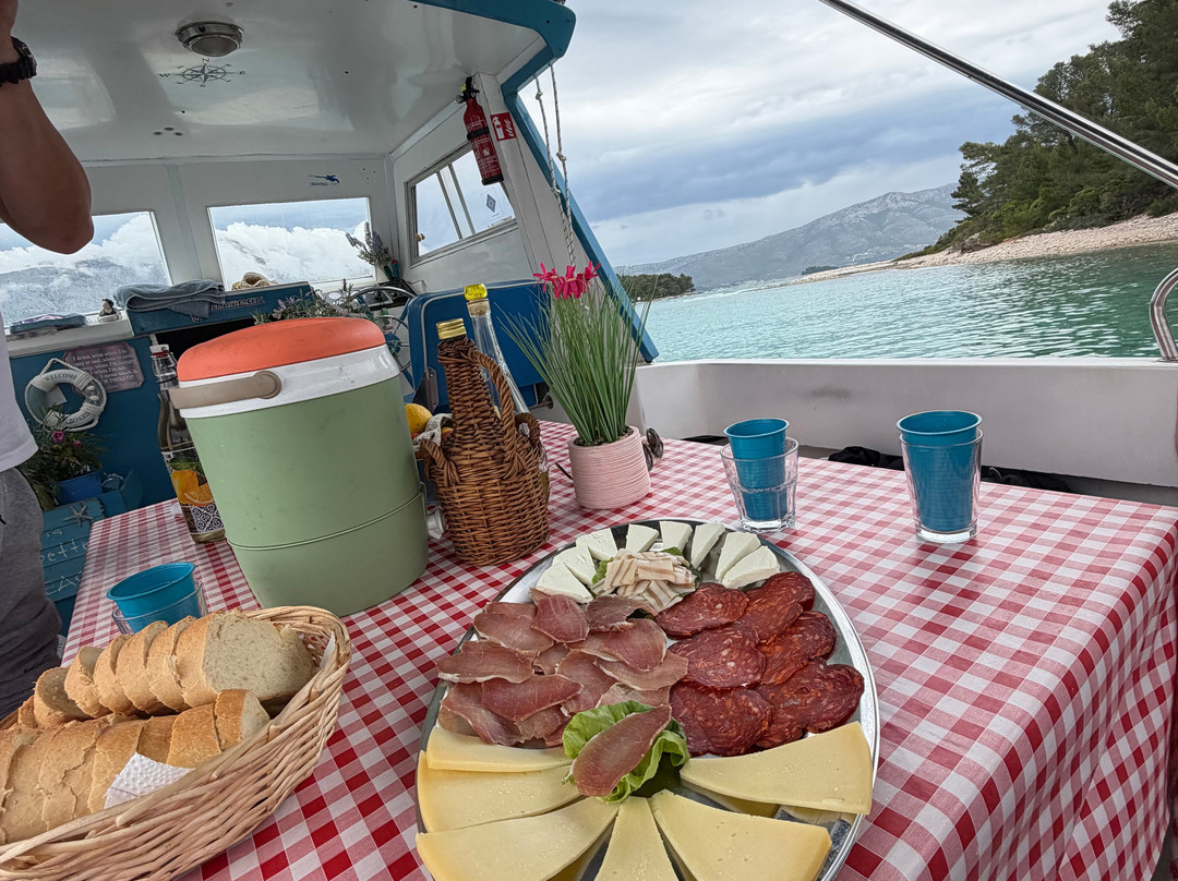 Explorer Family Boat-科尔丘拉岛必去景点