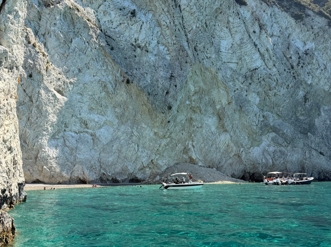 Fioro Boat Rentals-Agios Sostis必去景点