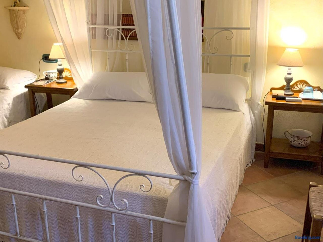 B &B Inn - COME UN PICCOLO HOTEL- CAMERE CON BAGNO PRIVATO-PARCHEGGIO INTERNO PER MOTO e BICI -ENERG