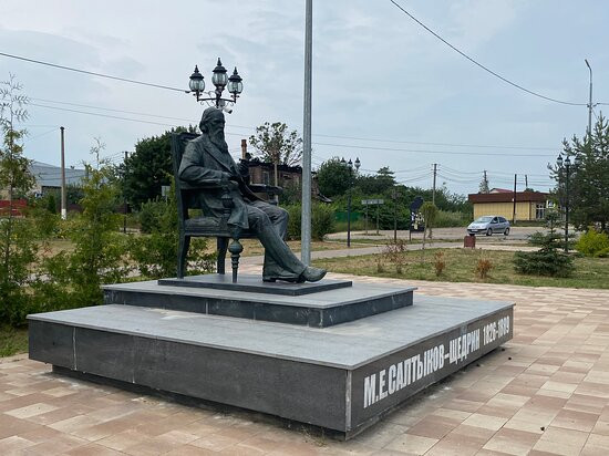 Monument to M. Ye. Saltykov-Shhedrin景点图片