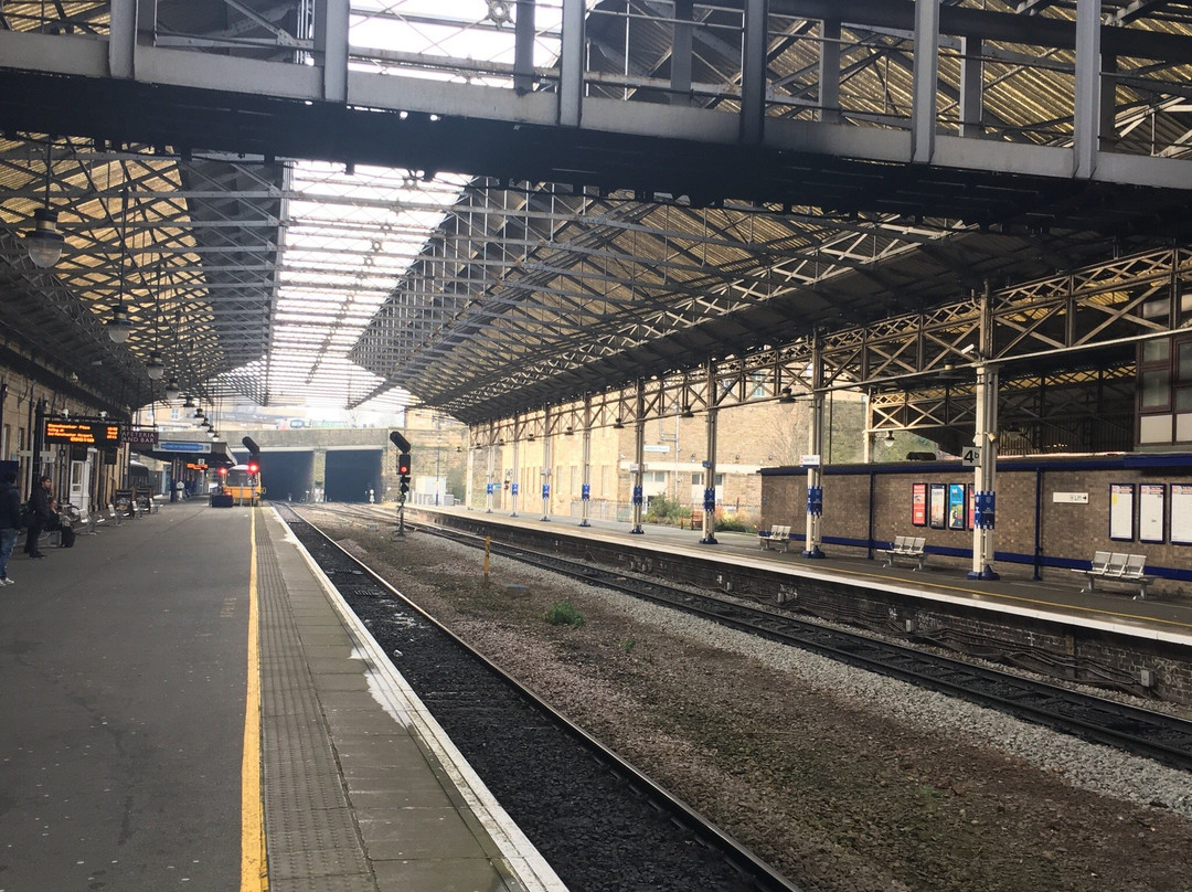 Huddersfield Railway Station景点图片