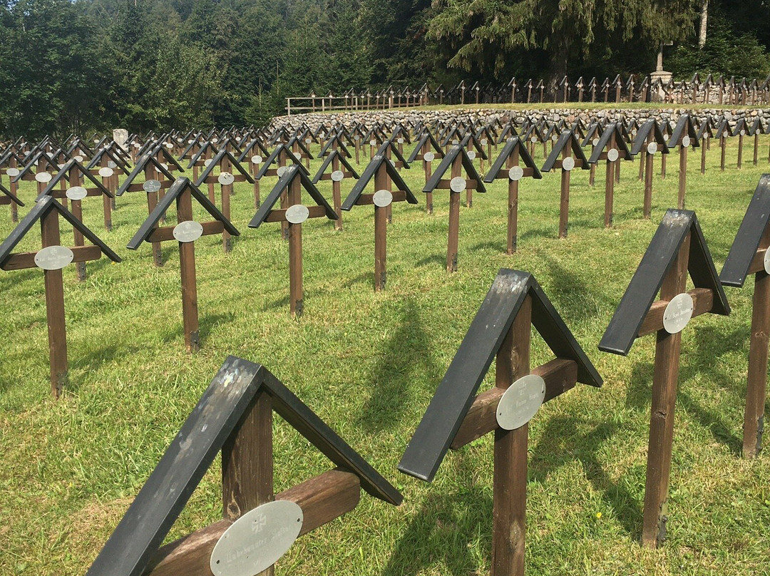 Cimitero Militare di Slaghenaufi景点图片