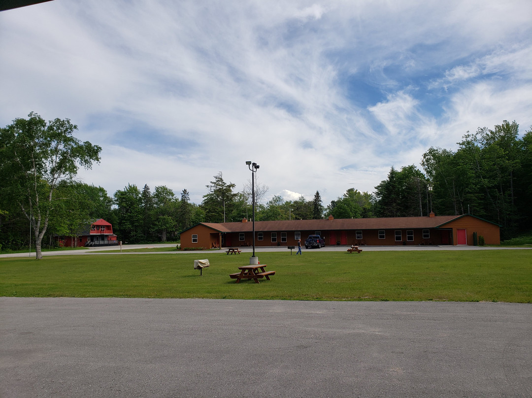 Tahquamenon Suites Lodging主图