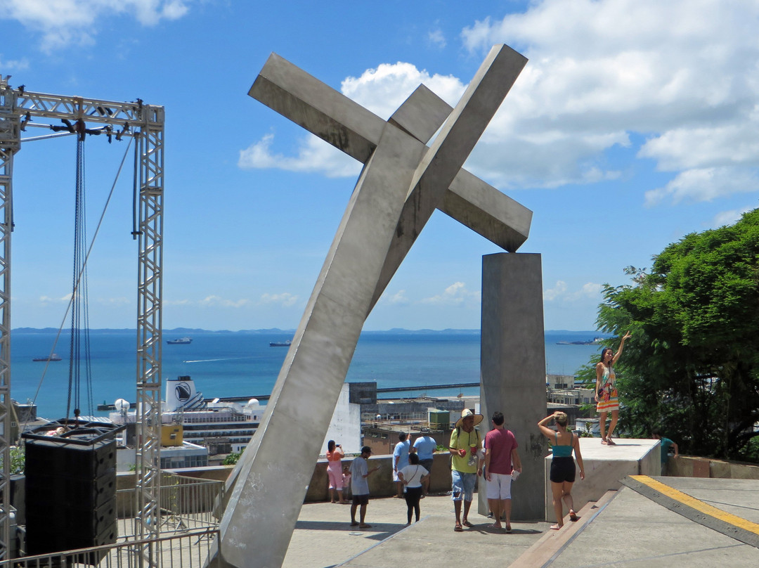 Monumento da Cruz Caída-萨尔瓦多必去景点