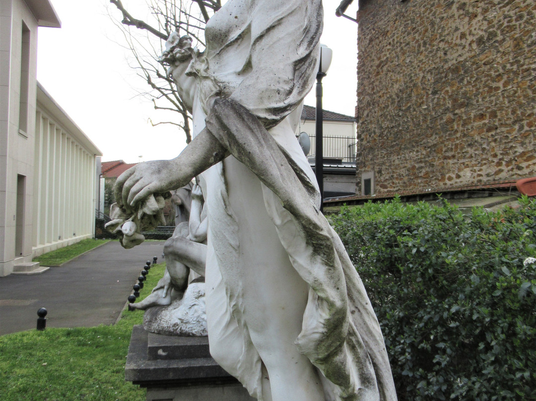 Jeune femme jetant des fleurs-圣莫代福塞必去景点