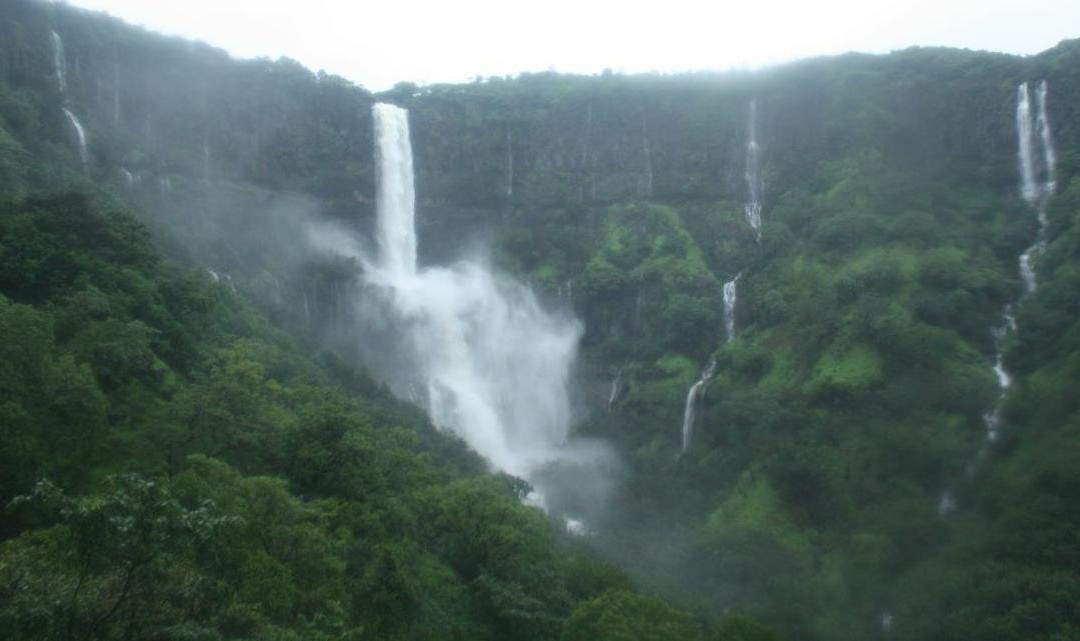Bhambavli Vajrai Waterfall景点图片