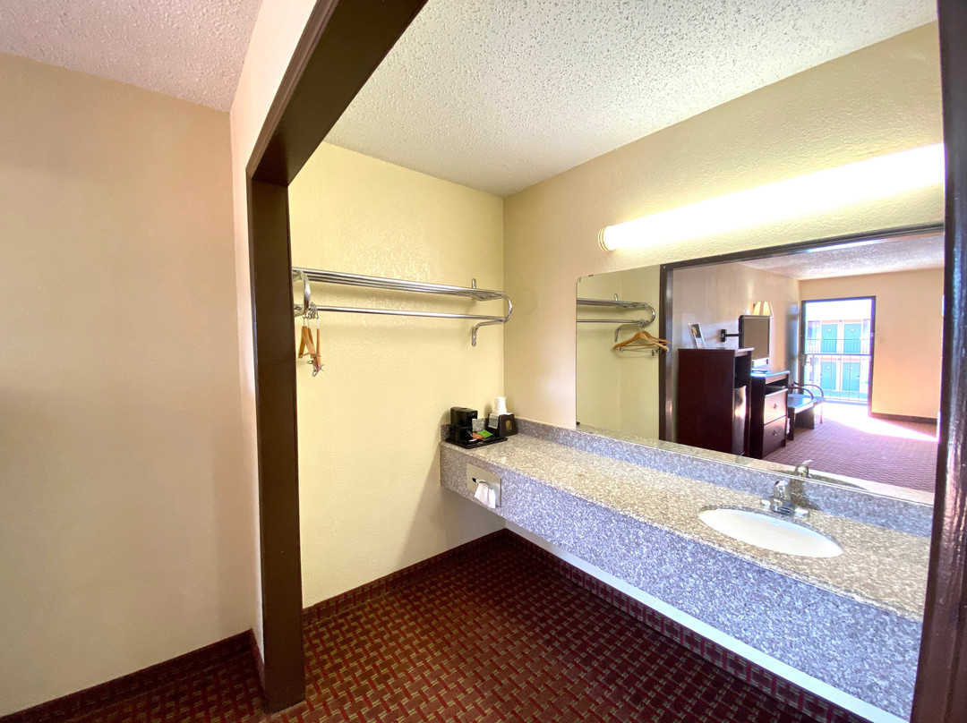 Super 8 by Wyndham Shawnee主图