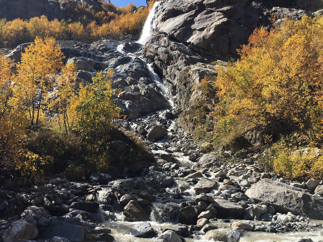Alibek Waterfall景点图片