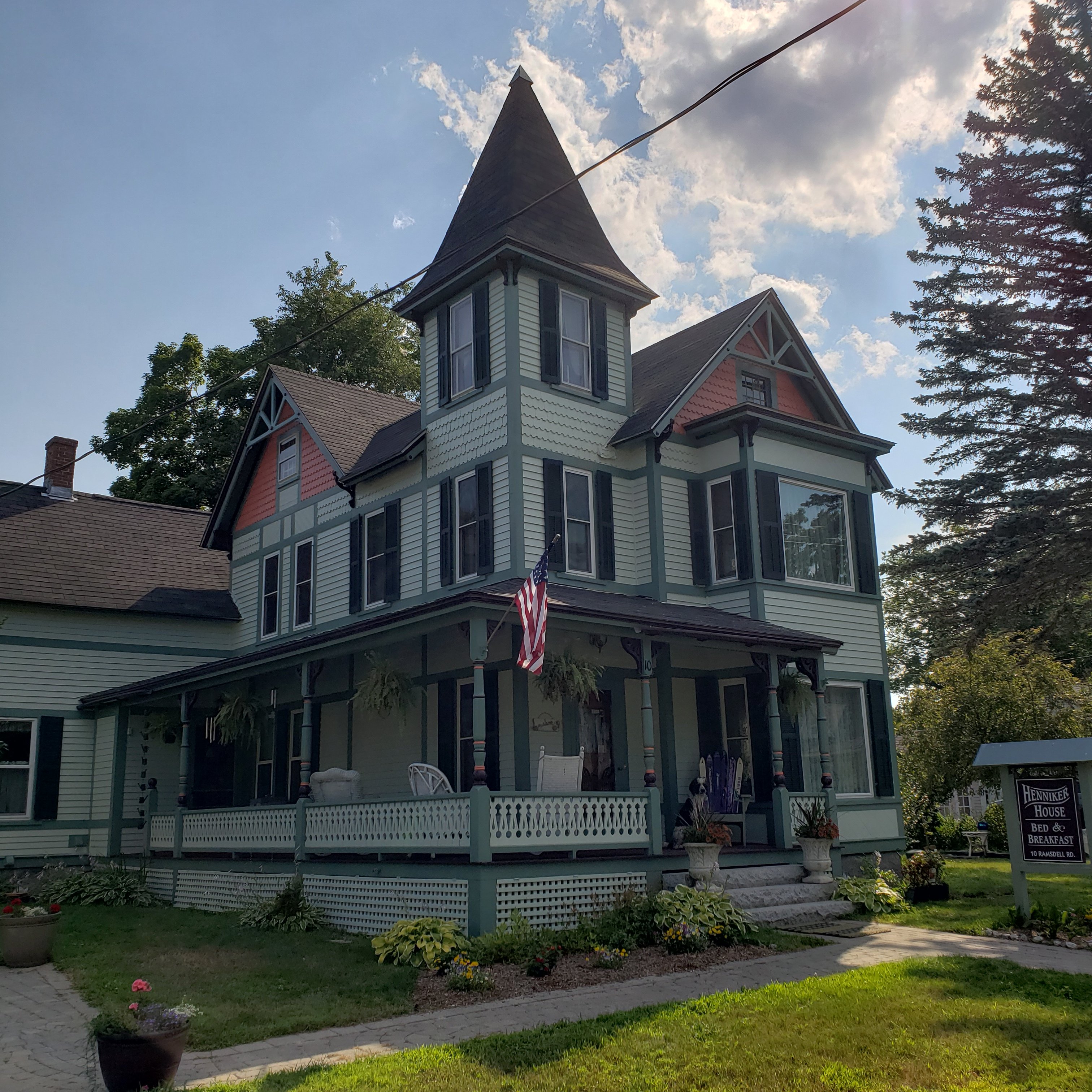 Henniker House-官方