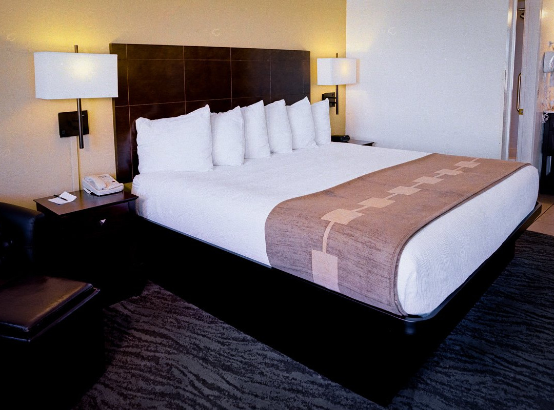 Pines Inn & Suites主图