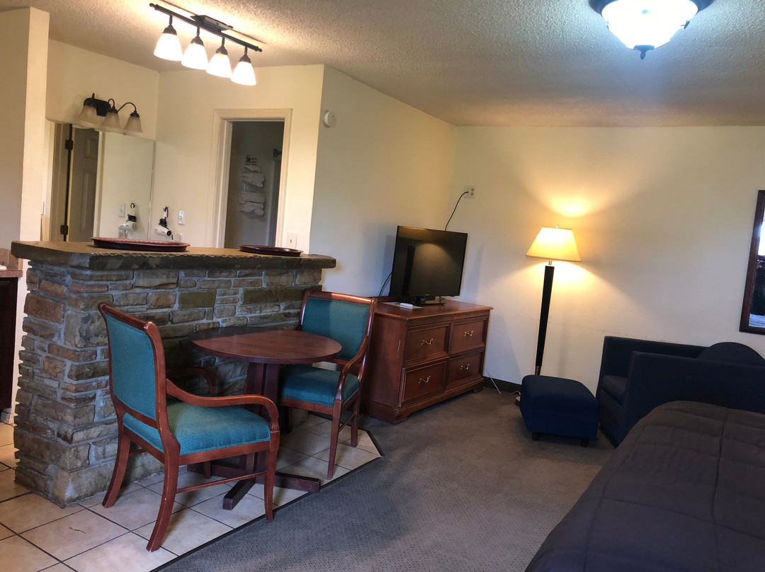 Ozark Inn & Suites主图