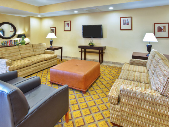 斯托克顿堡烛木套房酒店主图