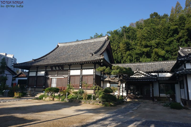 Dongguksa Temple景点图片