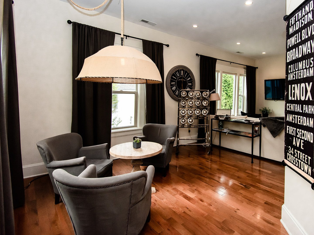 Small Batch Lodging主图