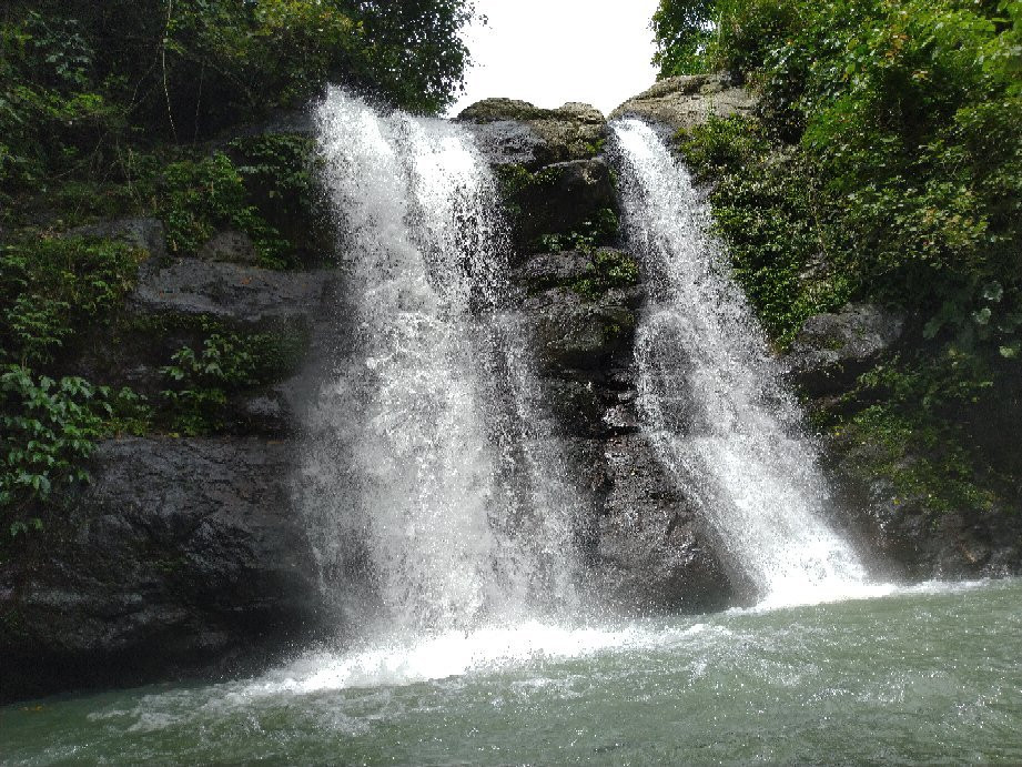 Juwuk Manis Waterfall-佩库塔腾必去景点
