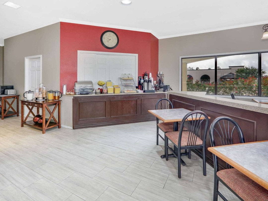 亨茨维尔戴斯旅馆及套房酒店主图