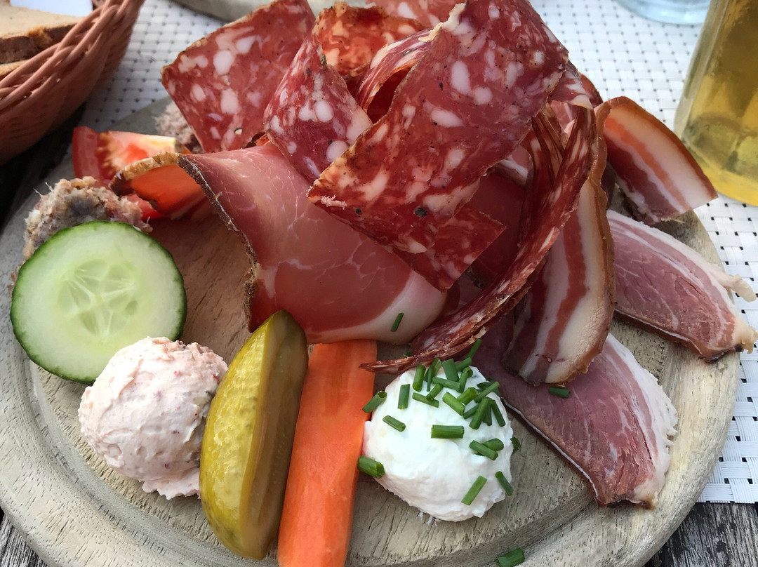 Moosburg餐馆和美食-Buschenschank Falkner