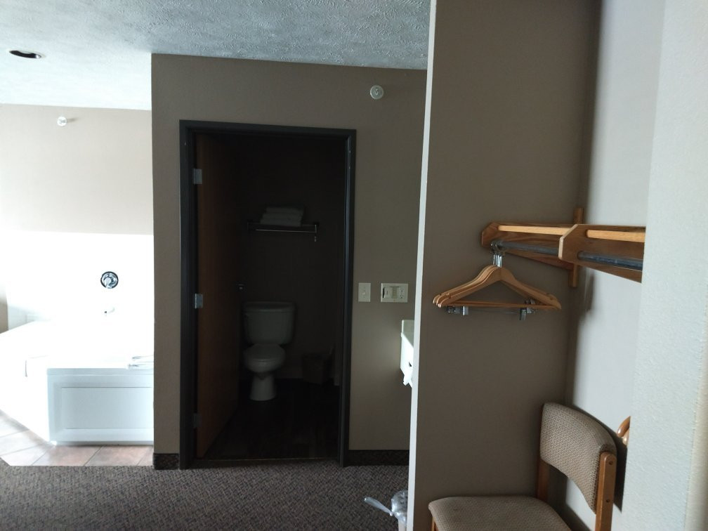 CAPRI INN & SUITES - AMERICAN OWNED AND OPERATED主图