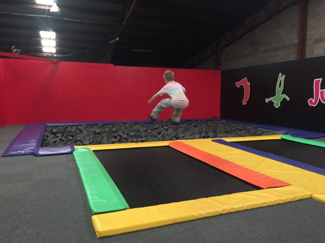 JumpUp Trampoline Zone-塔姆沃思必去景点