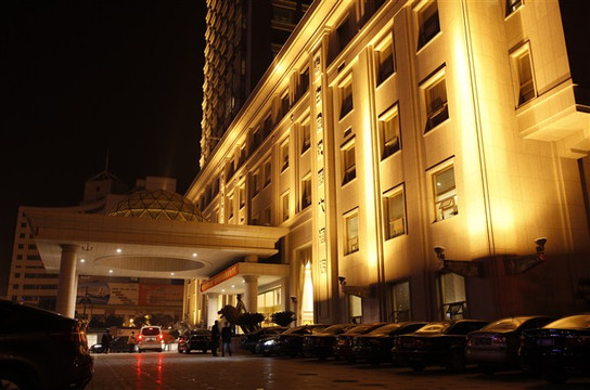 平湖白金汉爵大酒店主图