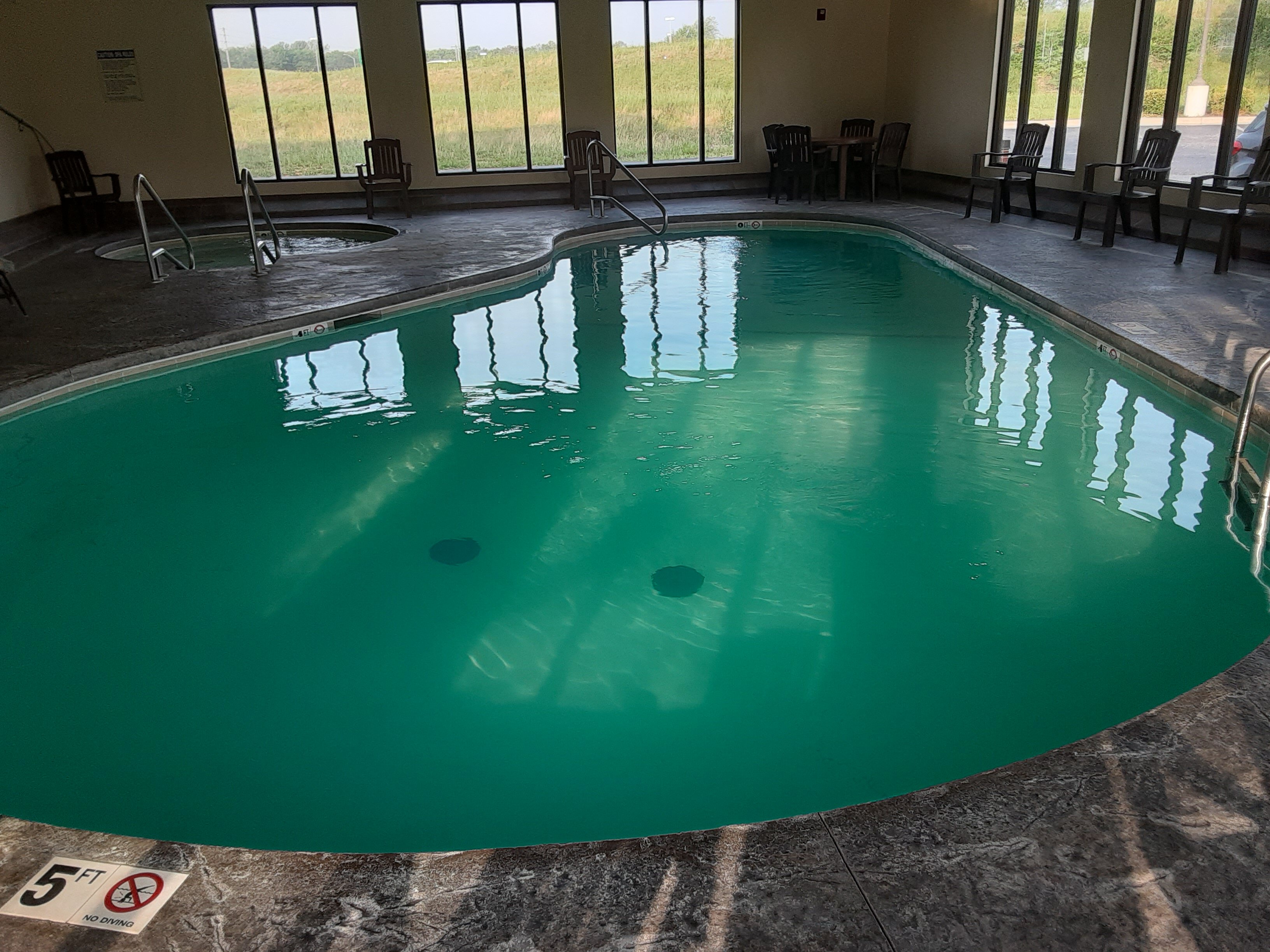 La Quinta Inn & Suites by Wyndham Springfield Airport Plaza-泳池