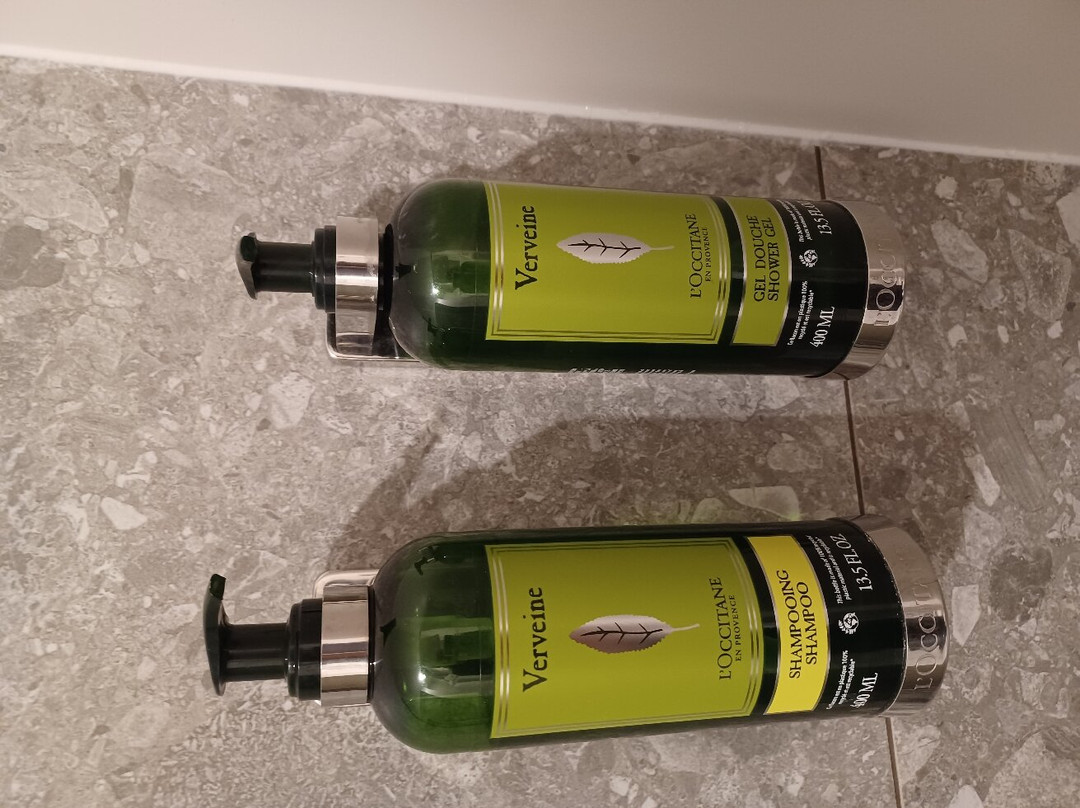 阿多拉酒店主图