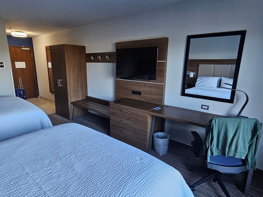 阿塔斯卡戴罗智选假日套房酒店主图