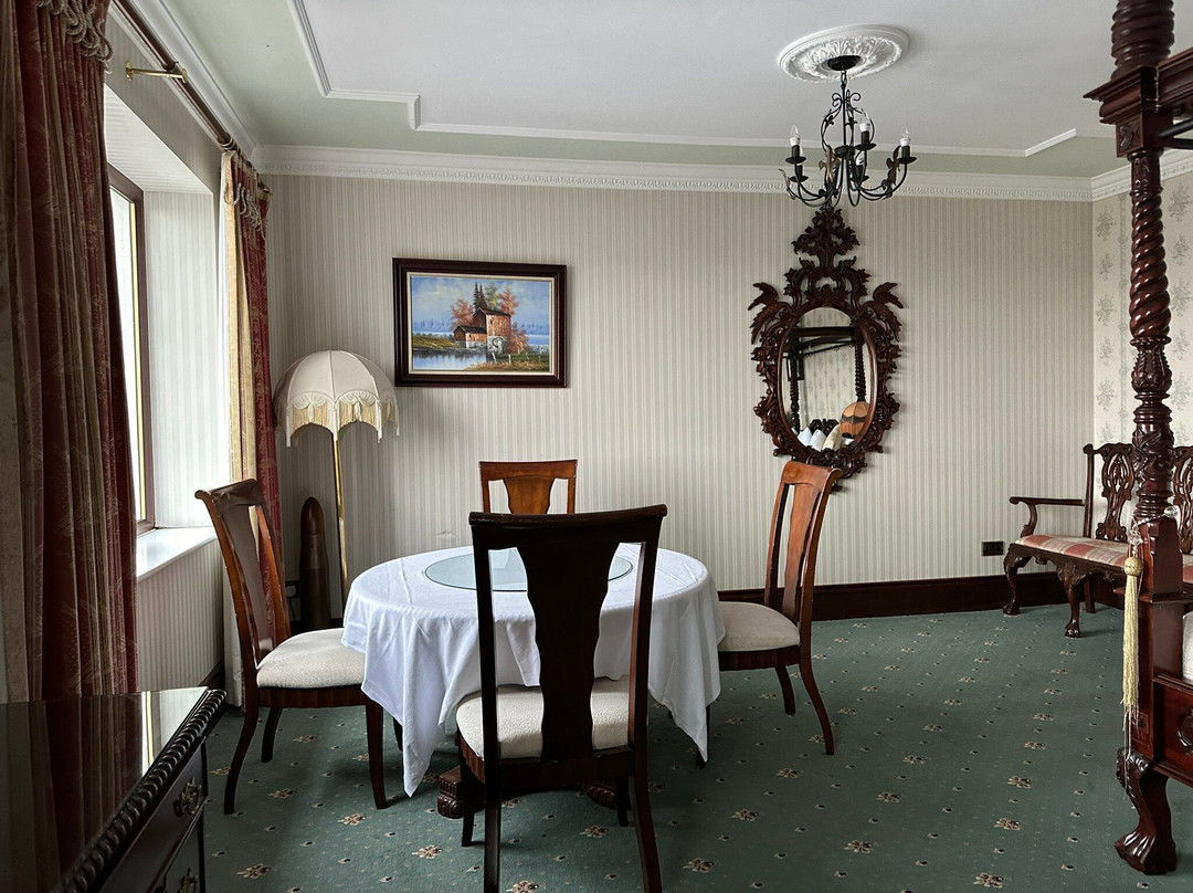 Lakeside Manor Hotel主图