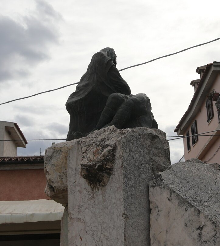 Monumento Ai Caduti-奥罗塞必去景点