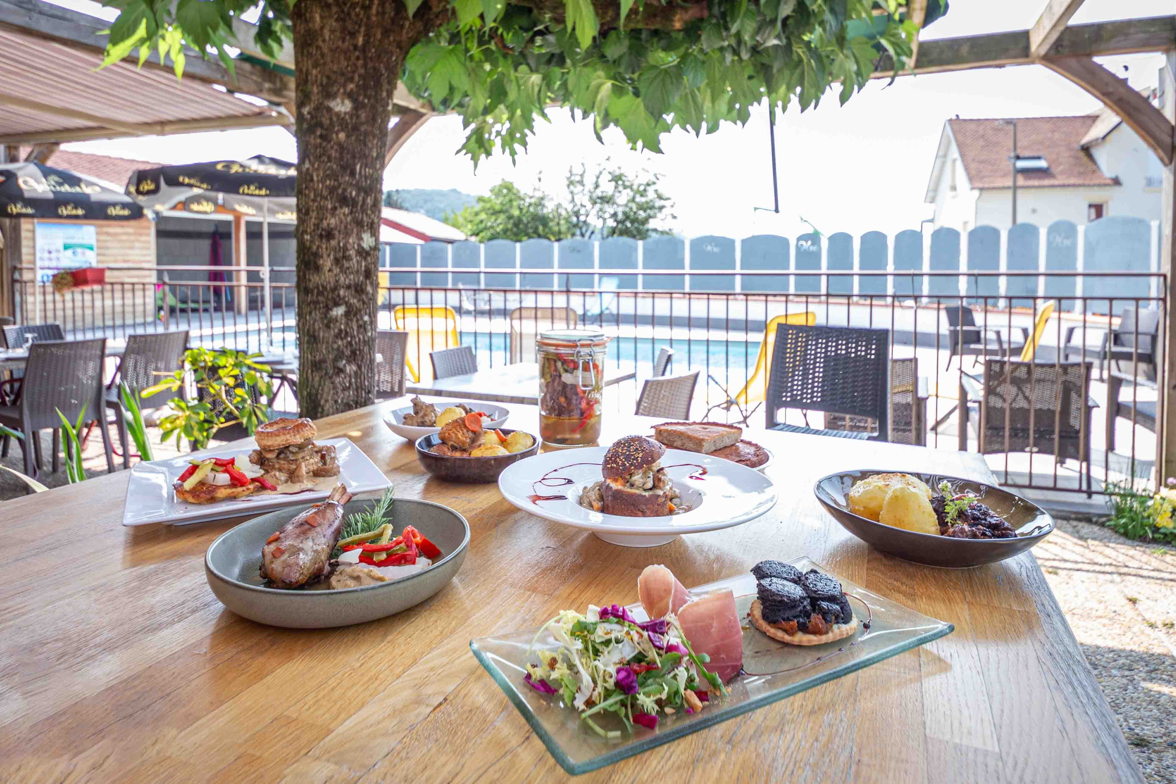 Logis Hotel Restaurant Cruzel-泳池