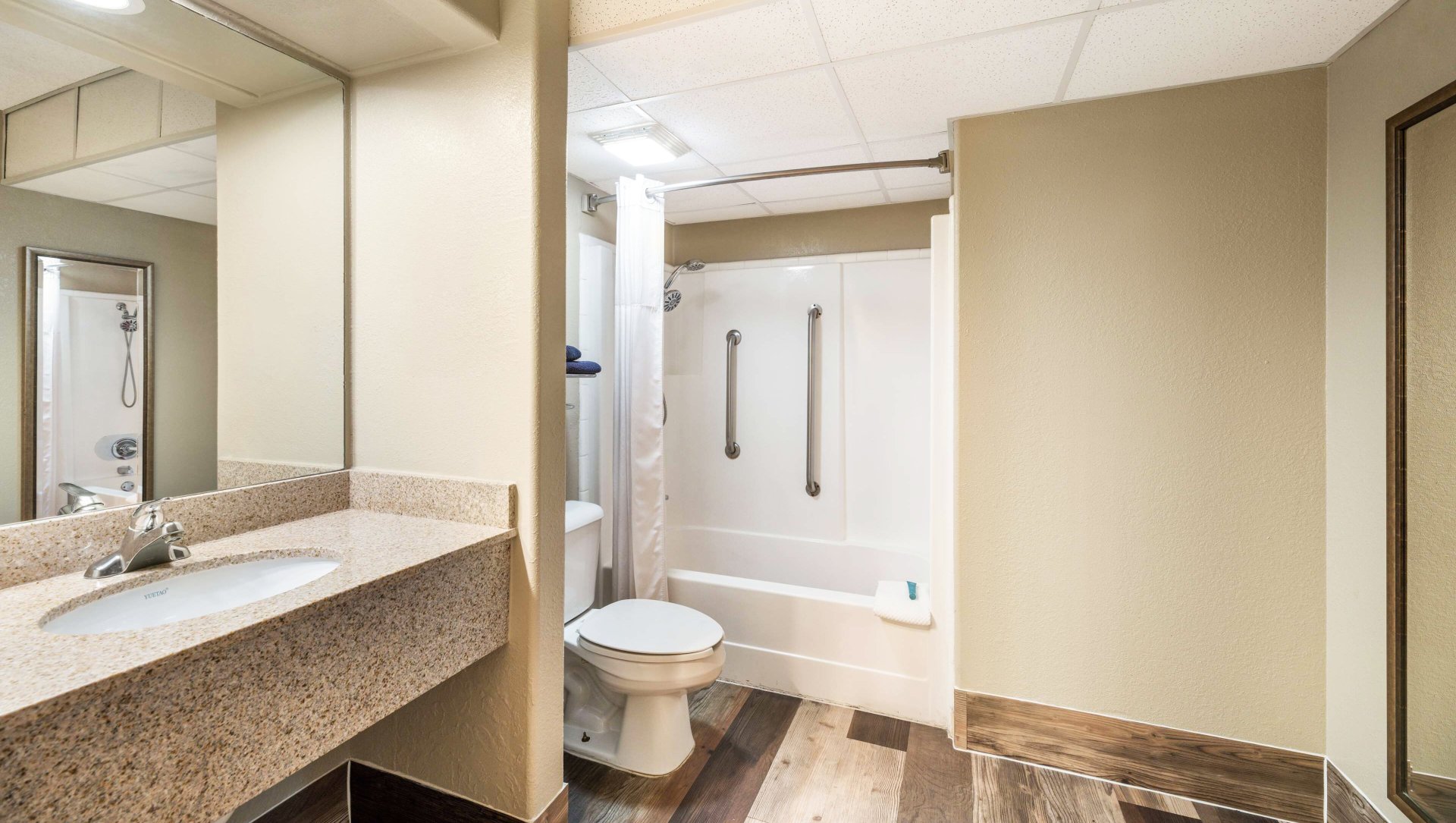 Pearl on the Concho SureStay Collection by Best Western-浴室