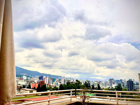 基多万豪酒店主图