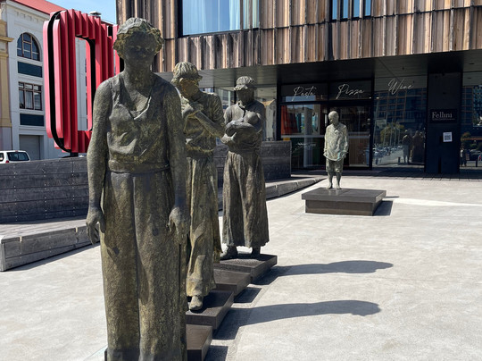 Footsteps Sculpture-霍巴特必去景点