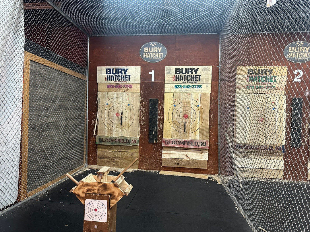 Bury The Hatchet Bloomfield - Axe Throwing-布卢姆菲尔德必去景点