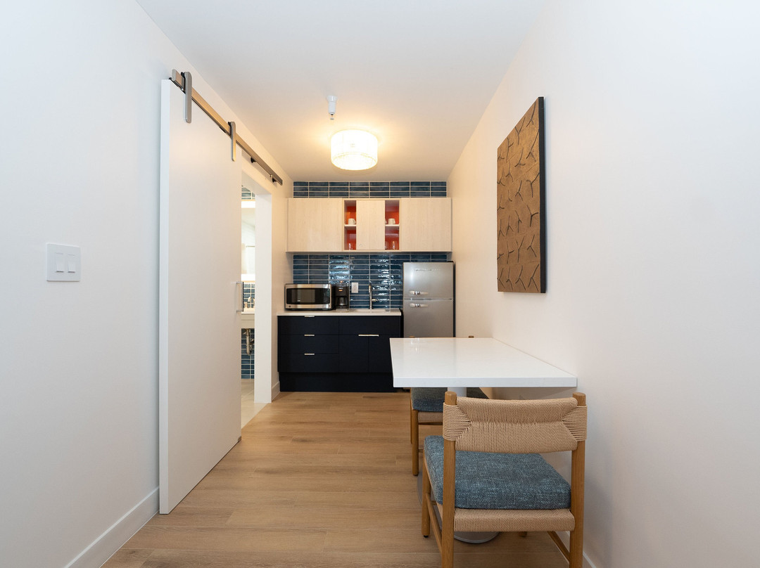 The Sunshine Hotel and Suites主图