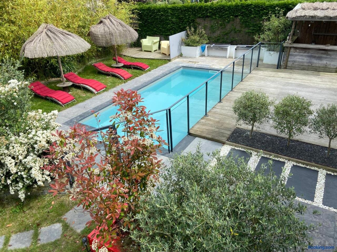 Au Bord De La Piscine Au Sud D'Angers