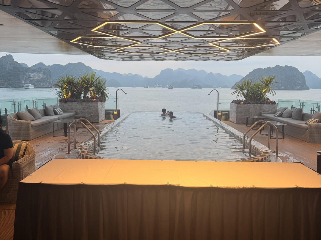 Elite of the Seas-下龙湾必去景点