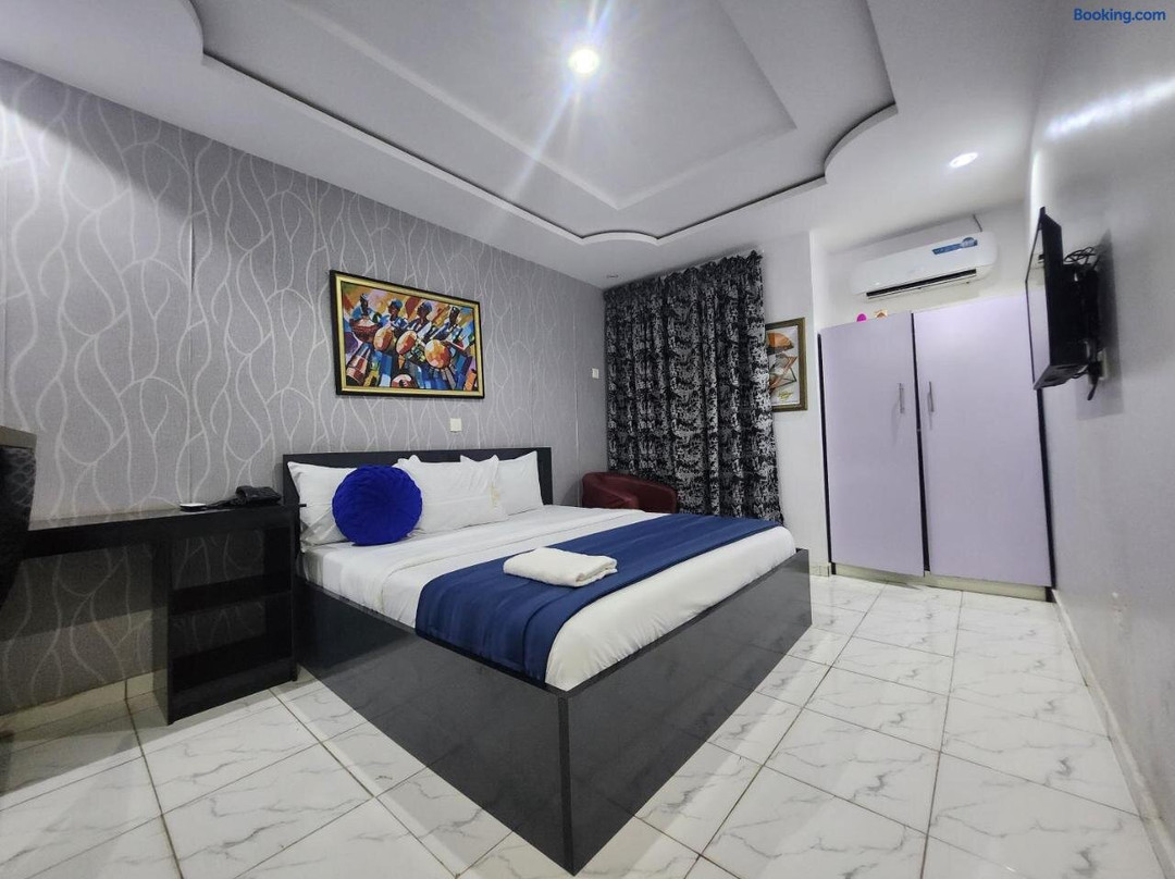 De prominent hotel and suites