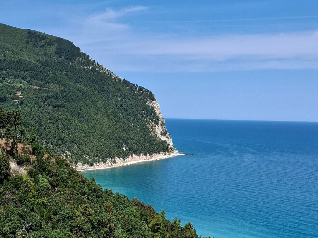 Spiaggia dei Sassi Neri-Sirolo必去景点