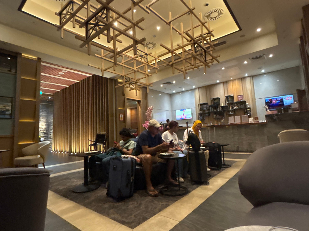 Plaza Premium Lounge Heathrow T2 Departures-伦敦必去景点