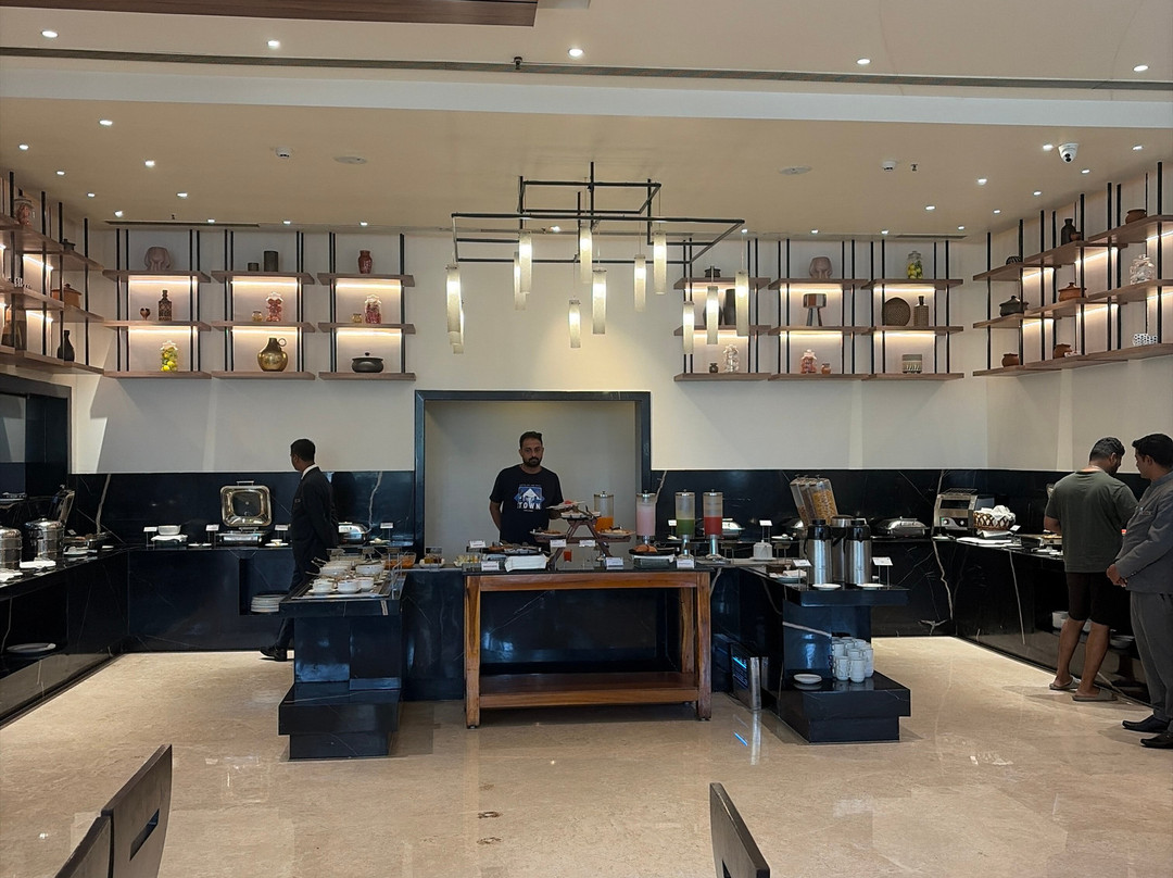 皇家兰花中央施莫加酒店主图