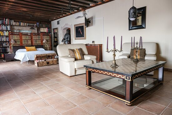 大学乡村宫殿酒店主图