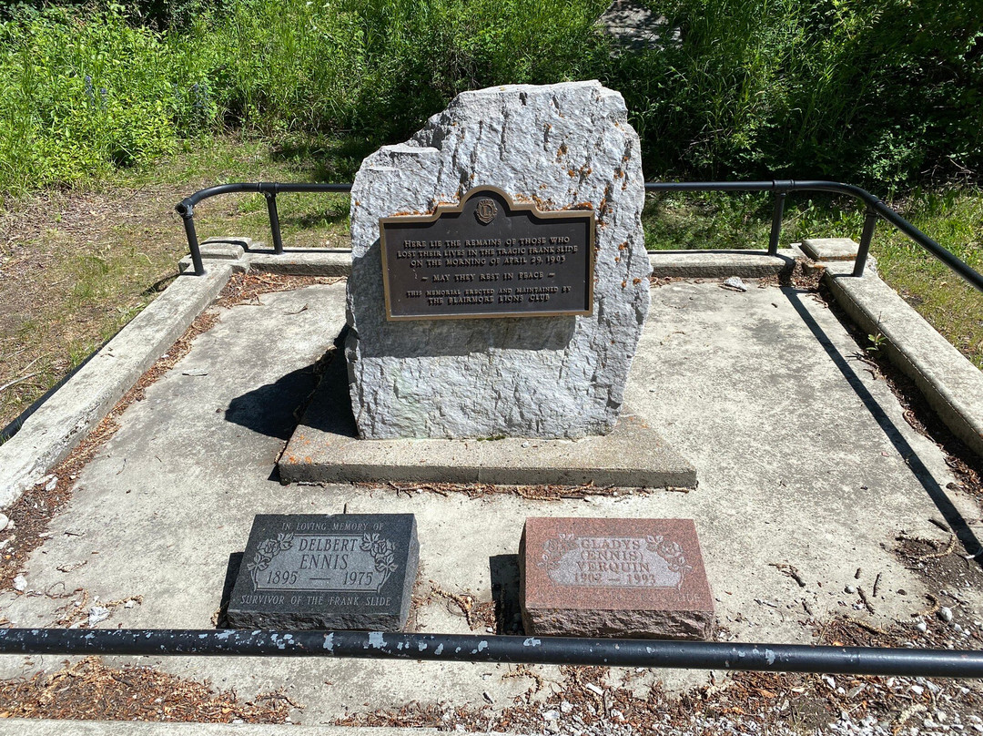 The Frank Slide Memorial Cemetery景点图片