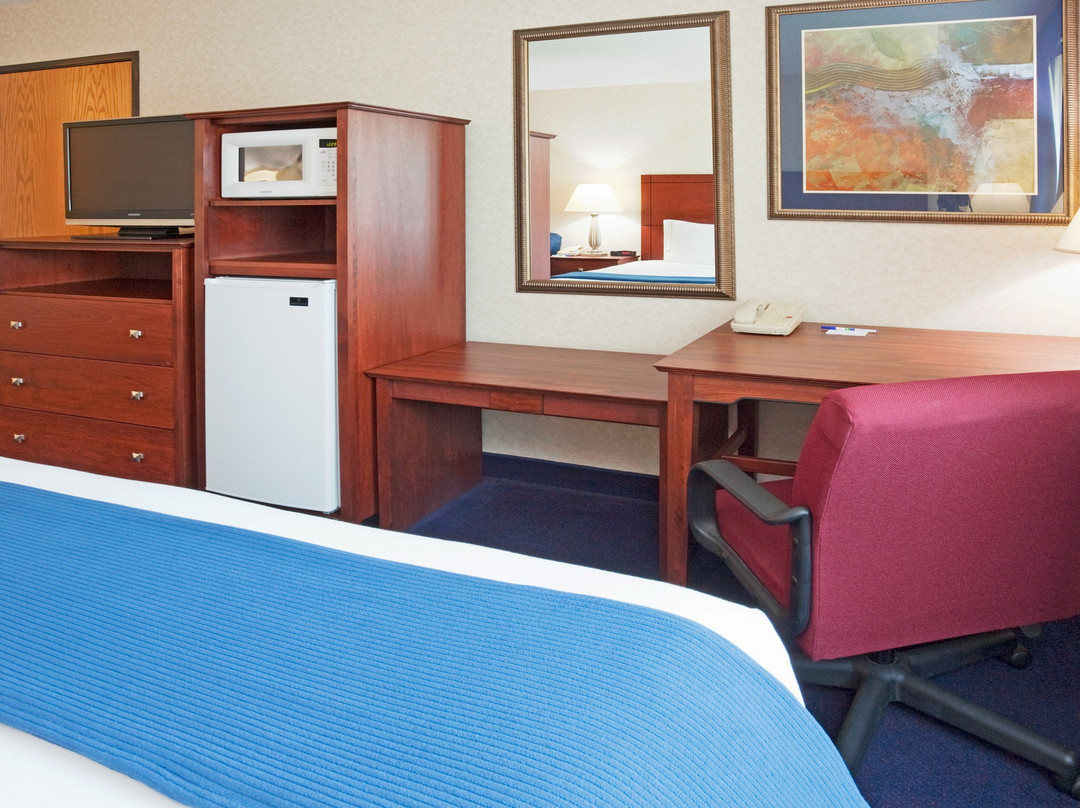 Holiday Inn Express Deforest (Madison Area) by IHG主图