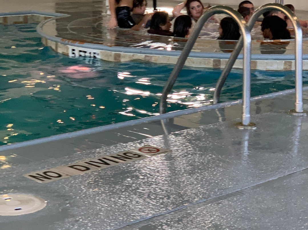 西拉伯克快捷假日&套房酒店主图