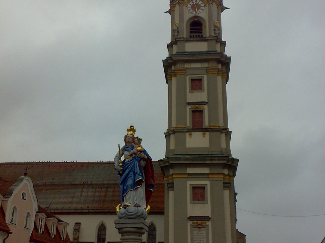 Brunnen vor der Grabkirche