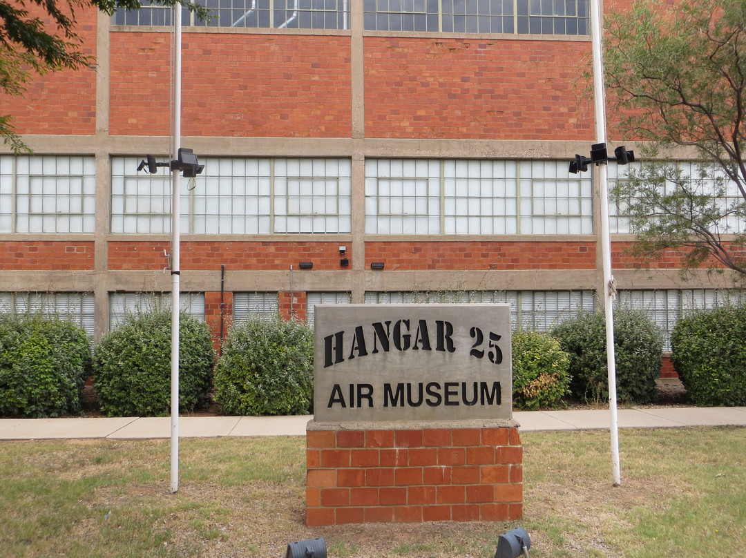 Hangar 25 Air Museum景点图片